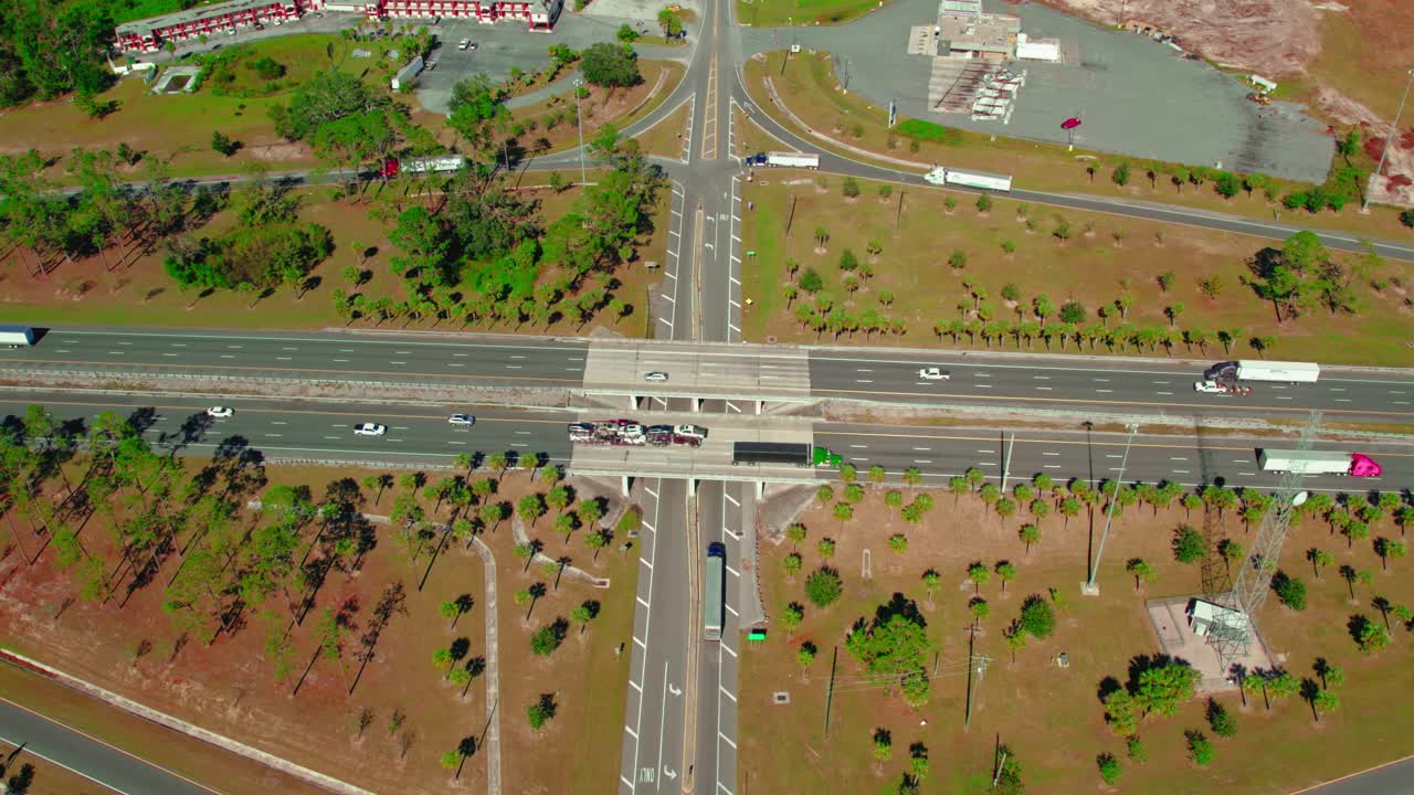 autopista y paso subterráneo del puente lleno de camiones y remolques