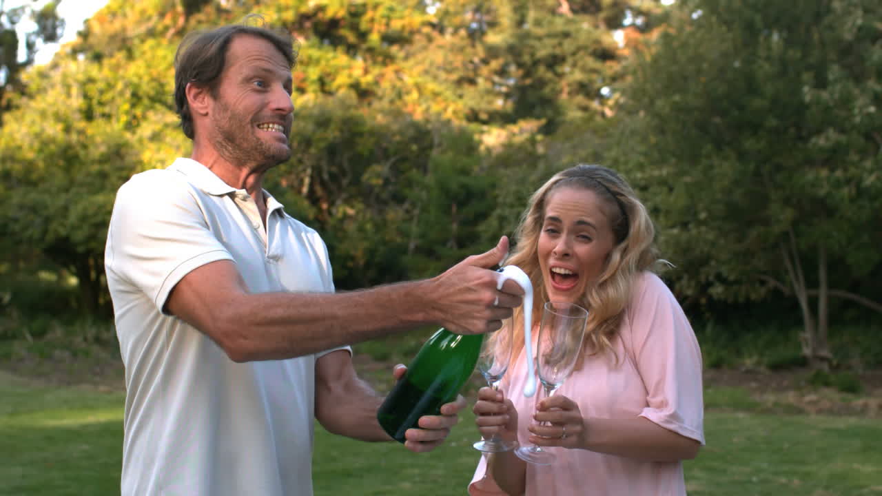 hombre abriendo una botella de champán