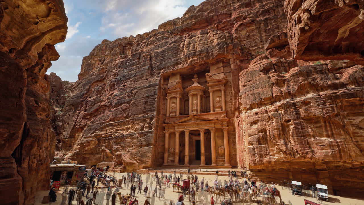 time lapse cinemagraph de personas en la tesorería de petra, el famoso patrimonio histórico de la unesco tallado en piedra arenisca en jordania