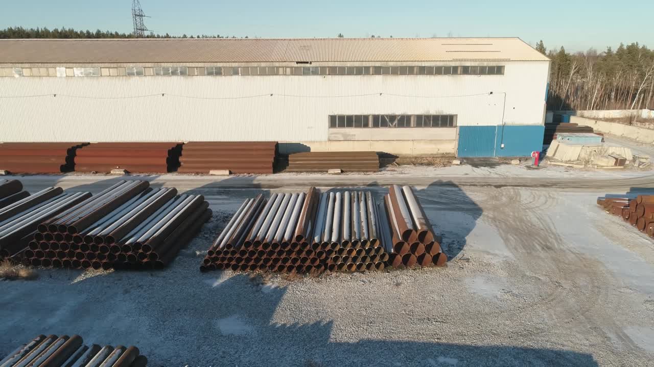 tuberías metálicas redondas en el almacén de metales. vista de avión no tripulado.