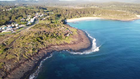 toma aérea de drones del paisaje de bawley point y bush con la ciudad shoalhaven ulladulla batemans bay costa sur nsw australia 4k