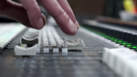 primer plano de una consola de mezcla de audio