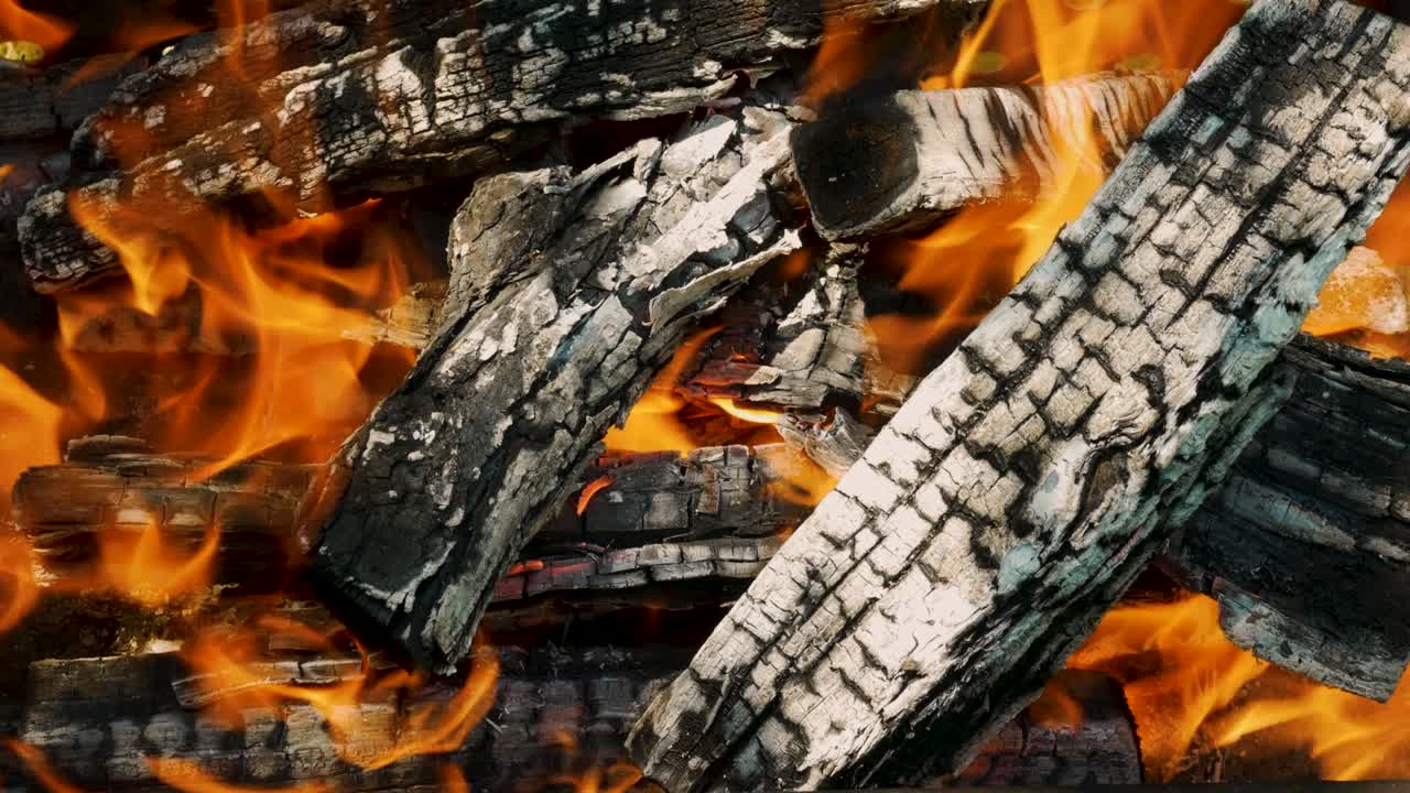 나무에 불, 돌로 된 벽난로에서 잘라진 나무를 태우고, 불의 불꽃, 오렌지색 불꽃을 태우고