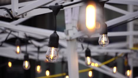 luces de cadena en una rejilla en un área para comer al aire libre durante la pandemia de covid 19