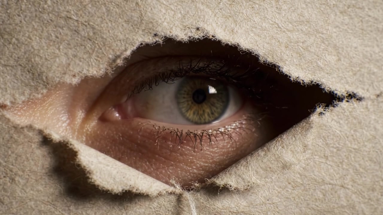 Un gros plan d'un œil observant à travers une déchirure dans du papier, capturant l'intrigue et la curiosité des perspectives cachées et des mondes invisibles.
