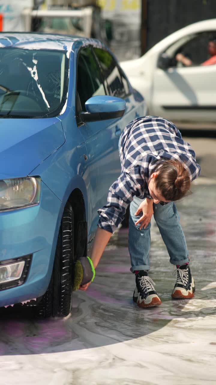 차 세탁소 에서 파란 차 를 는 여자