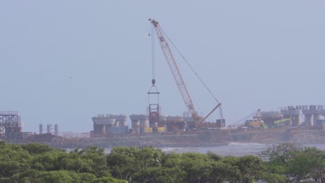 construcción en el medio del mar_carter road bandra