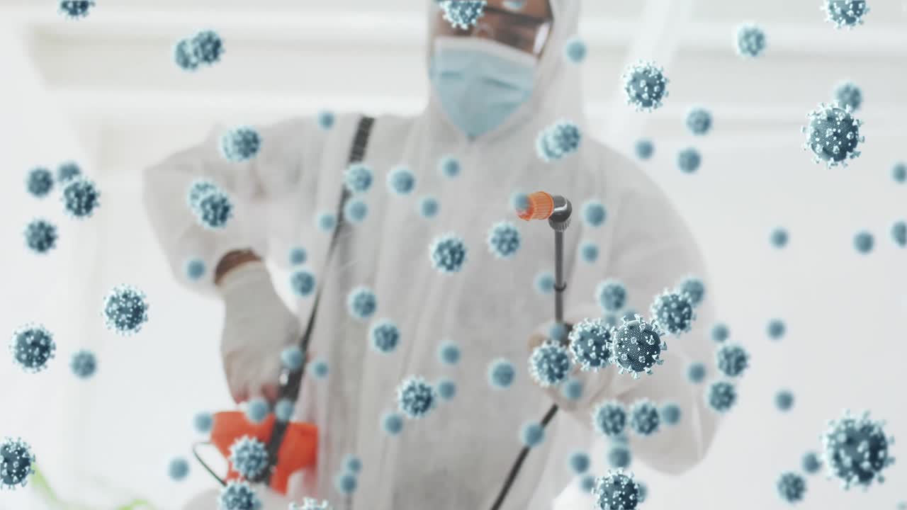 animación de células flotantes de covid-19 con un hombre desinfectando la oficina