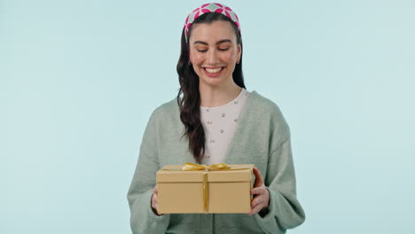 regalo sorpresa, caja y cara de mujer en el estudio