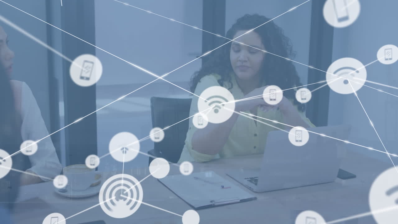 animación de una red de iconos digitales contra una mujer biracial discutiendo con colegas en la oficina