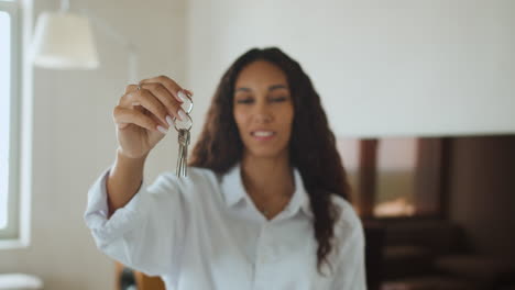 Woman-with-keys-of-new-house