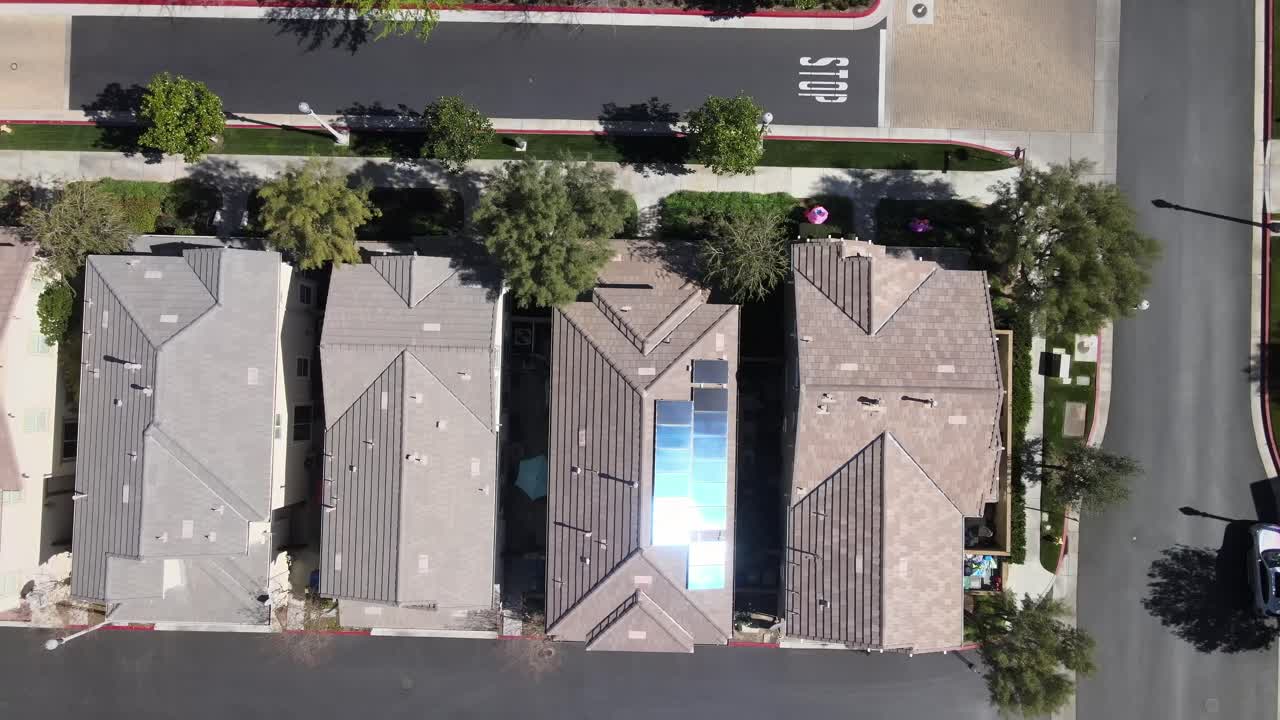 paneles solares en casa, reflejo del sol, levantamiento aéreo, valencia california