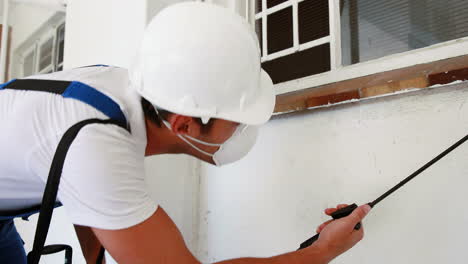 hombre haciendo control de plagas