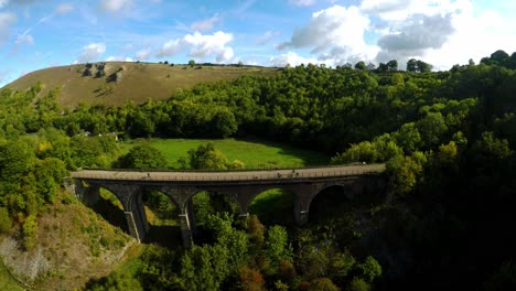 Luftaufnahme,-Aufnahmen-Des-Grabstein-Viadukts-In-Bakewell,-Derbyshire,-Dem-Peak-District-National-Park,-An-Einem-Schönen,-Wolkengefüllten-Sommertag,-Der-Häufig-Von-Radfahrern-Und-Wanderern-Genutzt-Wird-Und-Bei-Touristen-Beliebt-Ist