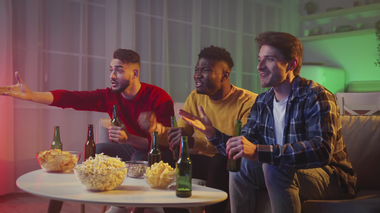 amigos viendo deportes en casa