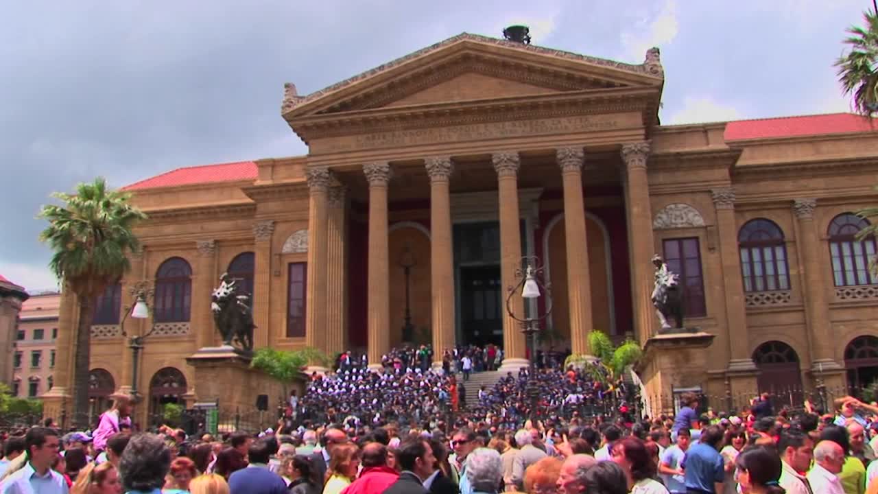 이탈리아 팔레르모의 로마 카톨릭 성당 밖에 있는 사람들의 바다