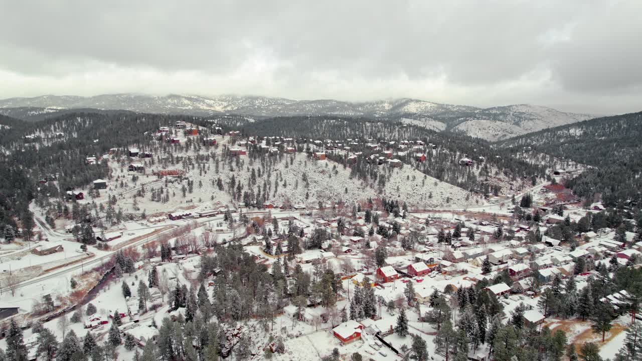 vista aérea de drones de la ciudad invernal cubierta de nieve en el valle montañoso de pine tree hill