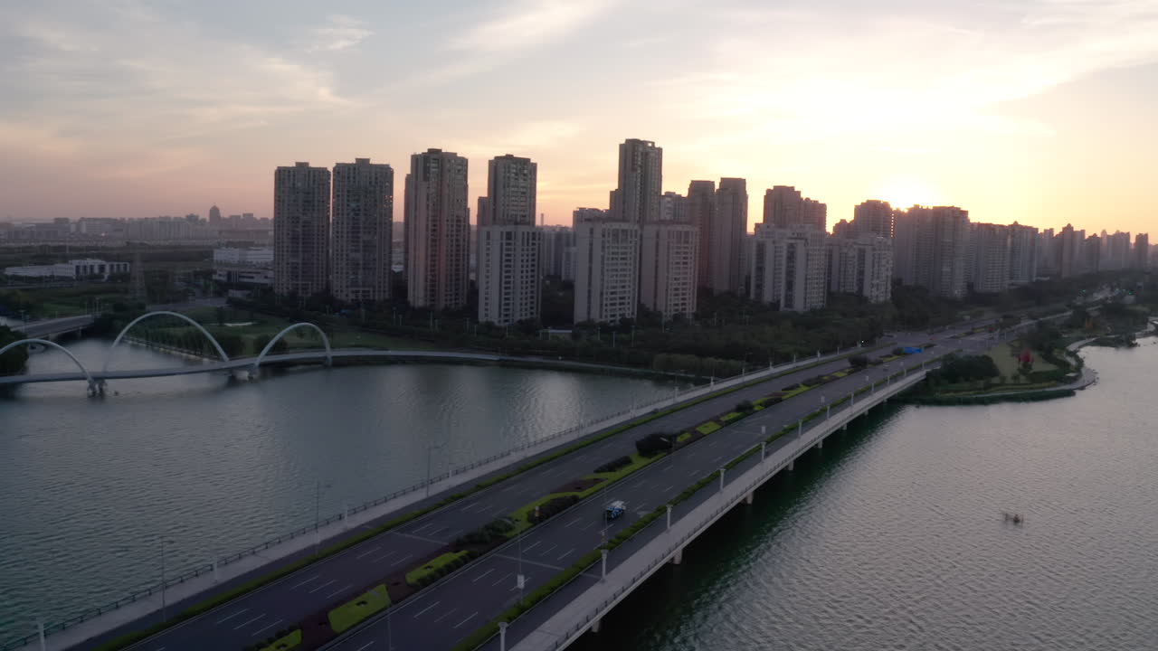 amanecer con edificios residenciales. aérea en suzhou, china.