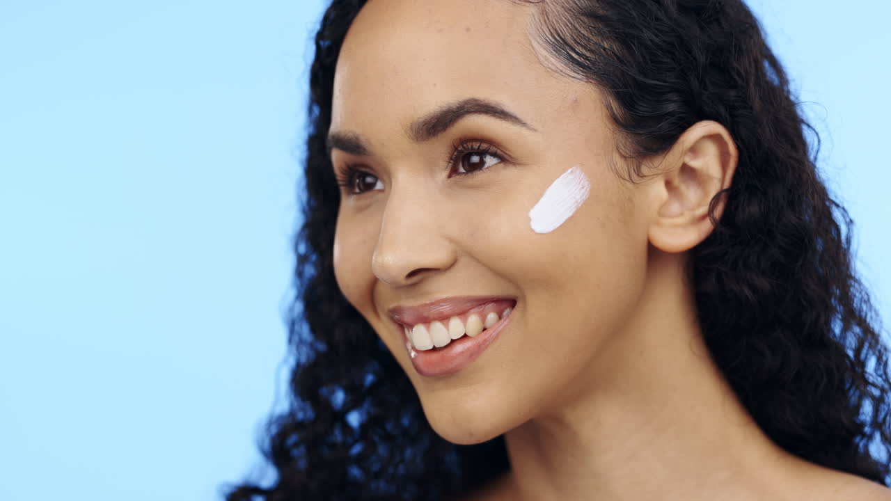 crema para la mujer, la cara y el cepillo para el cuidado de la piel