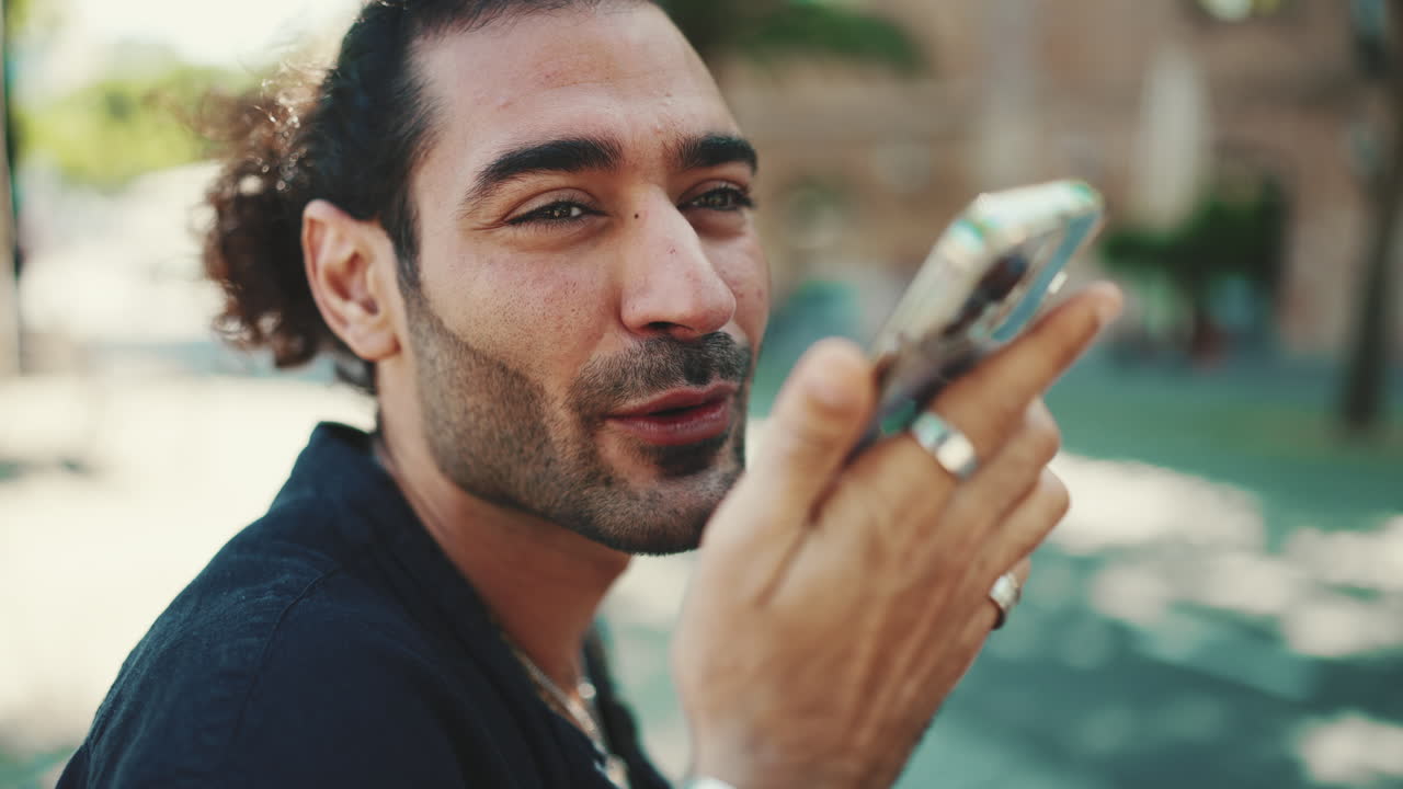 Mand, der bruger smartphone udendørs