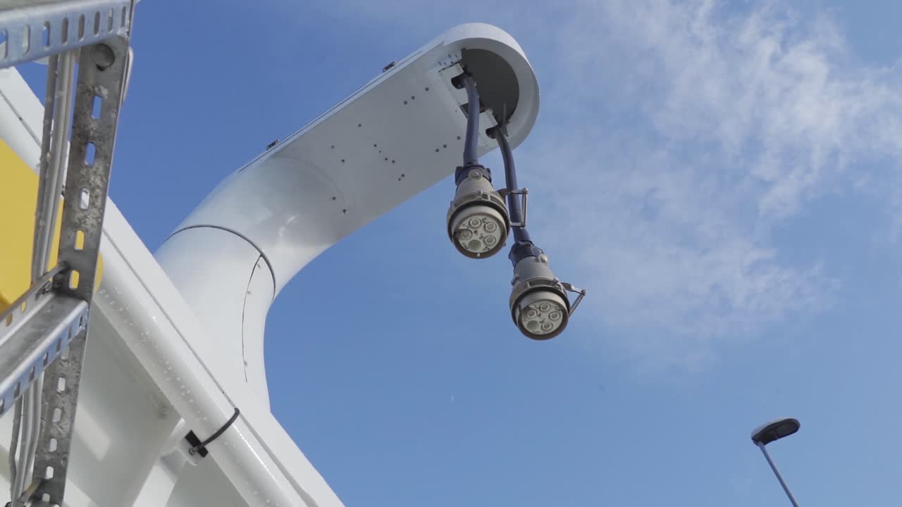 cables de carga de alto voltaje para transbordador eléctrico colgando de la torre - mano de ángulo bajo con fondo de cielo azul
