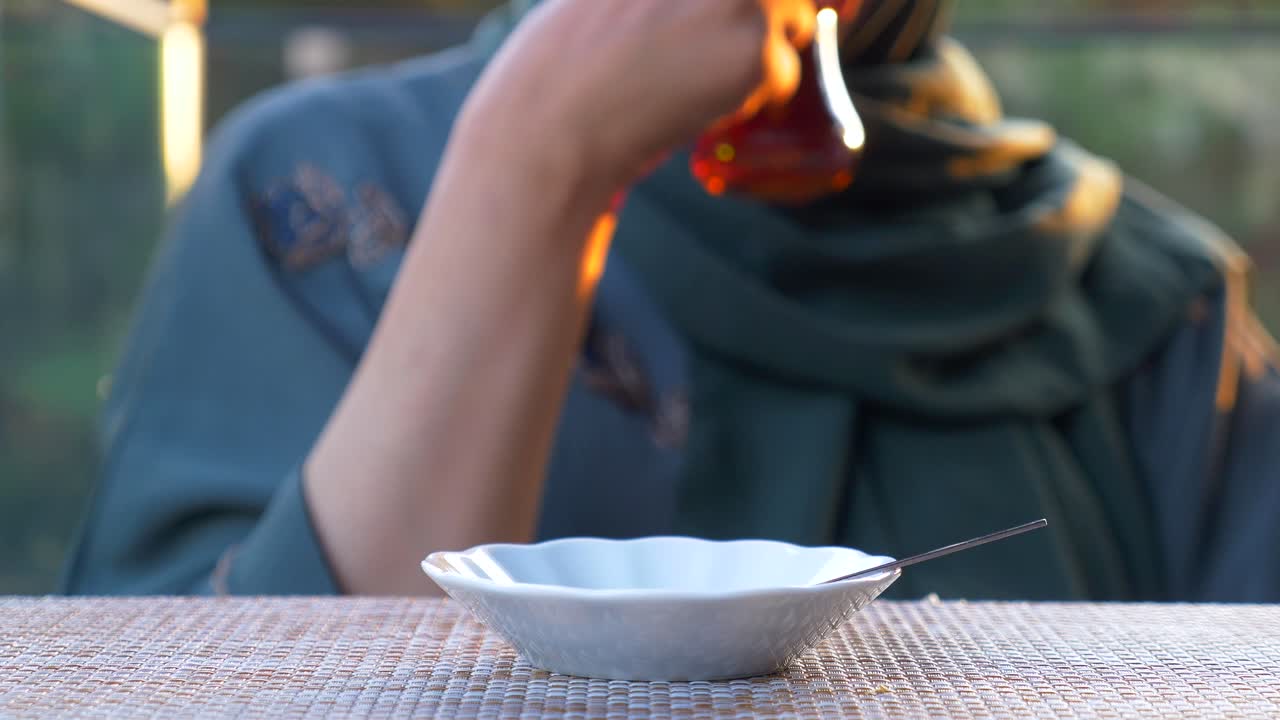 터키 차 한 잔 을 들고 있는 여자