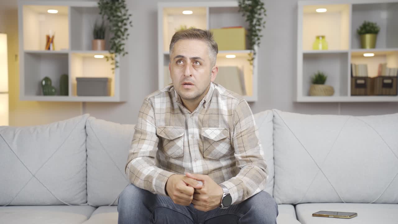 hombre preocupado y nervioso.