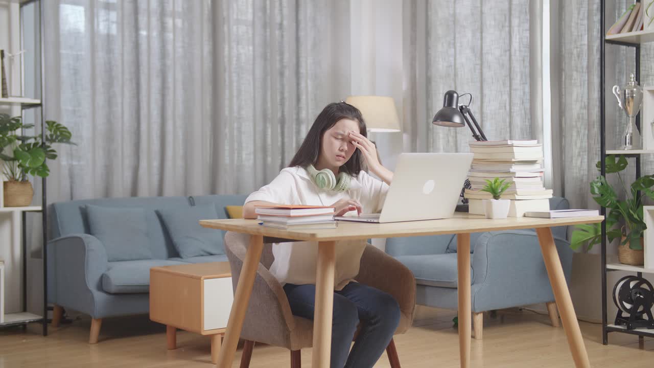 집에서 공부하는 피곤한 학생