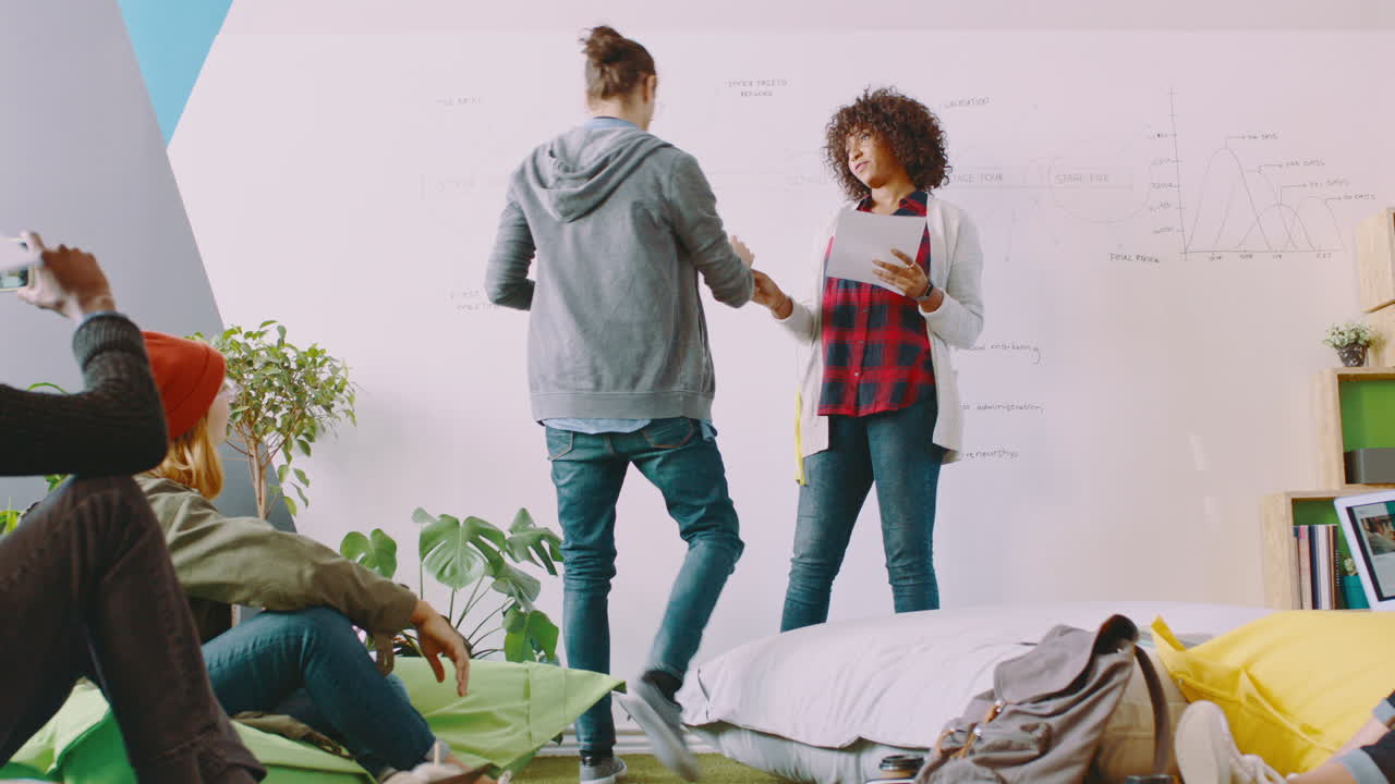 Brainstorming, kreativitet og team på moderne kontor