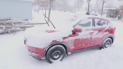 coche nevado en la primera tormenta de nieve de la temporada