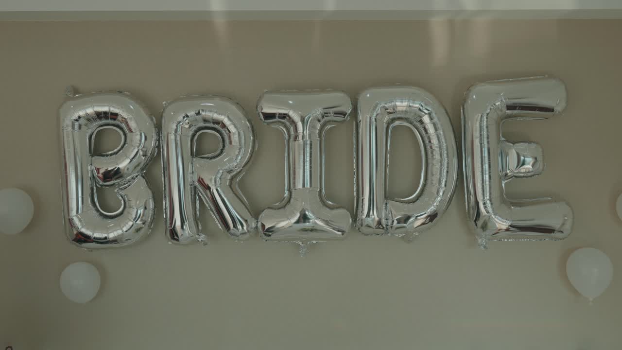 Globos metálicos que forman la palabra «bride» usados como decoración para bodas