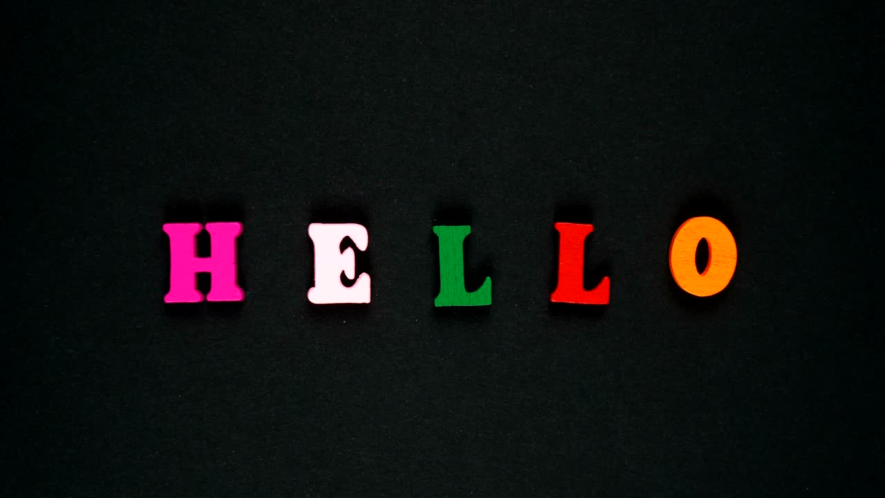 la palabra hello formada por letras de madera multicolores. palabras coloridas bucle. stop motion animación