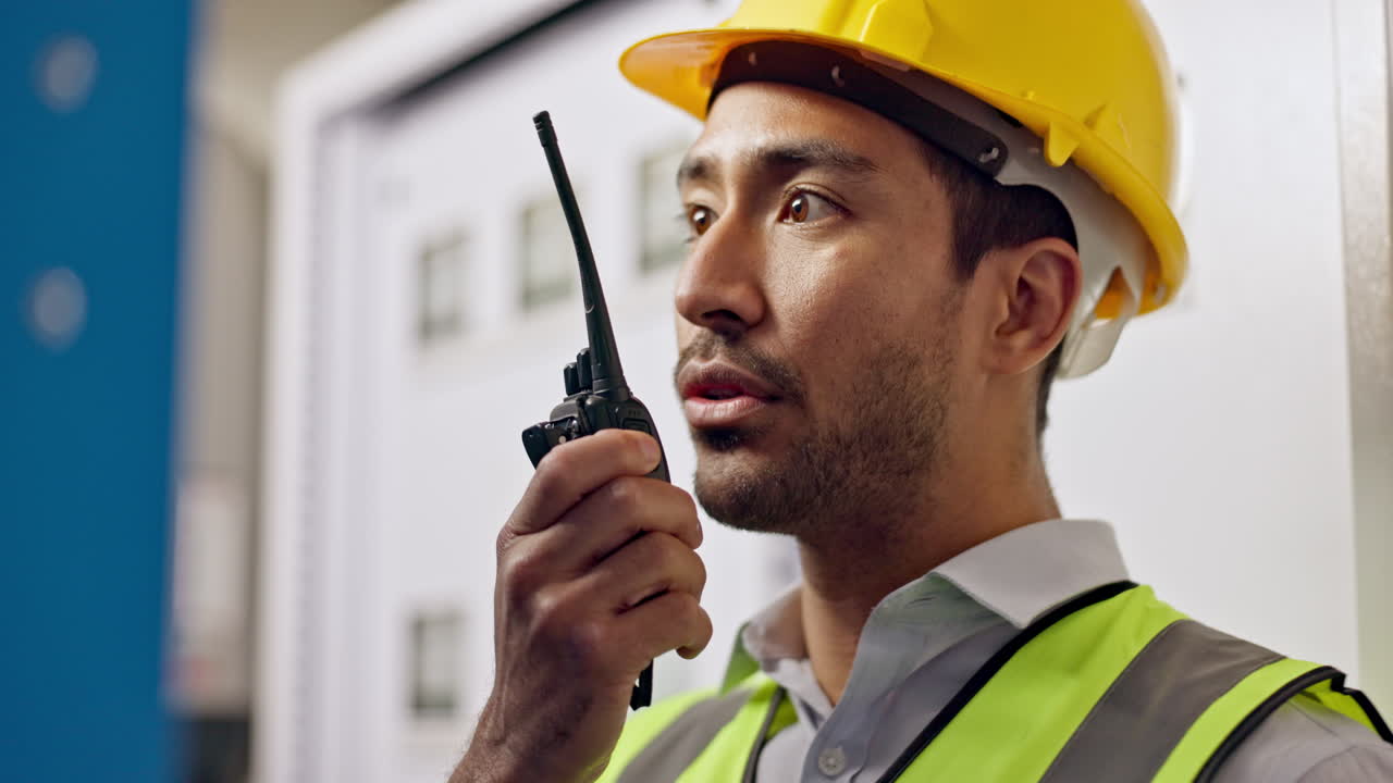 hombre, trabajador de la construcción y comunicación por radio