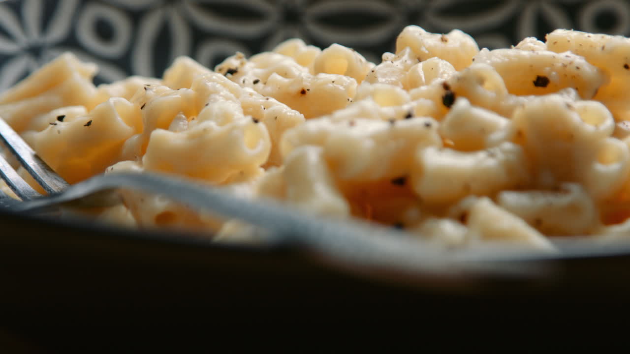 primer plano de delicioso queso de macarrón con tenedor