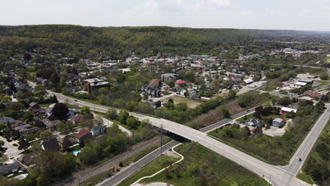 luftaufnahme zeigt brücke und kreuzung im dorf grimsby an einem sonnigen tag vor grünen hügeln, kanada