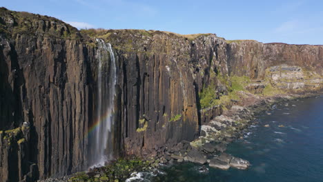 Vista-De-La-Cascada-De-Meatt-Con-Arco-Iris-Y-Falda-Escocesa,-Isla-De-Skye,-Escocia