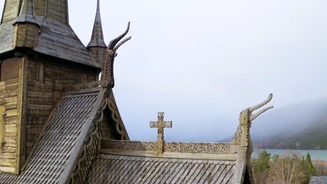 holzdachdetail der stabkirche lom mit schindeln und drachenkopf in norwegen