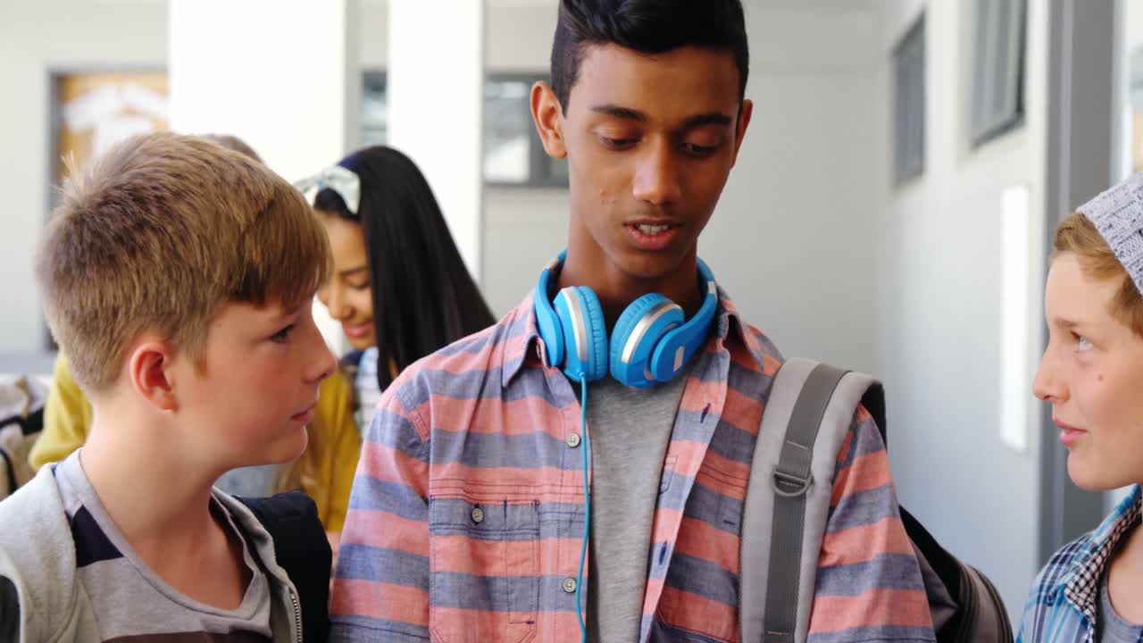 노트북 과 디지털 태블릿 을 가지고 복도 에 서 있는 학생 들