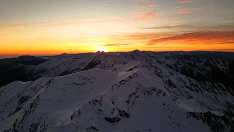 increíble puesta de sol en las montañas de los cárpatos imágenes cinematográficas de drones en 4k