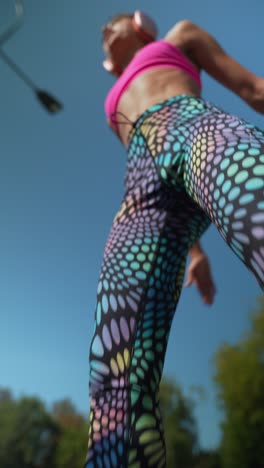 mujer haciendo ejercicio al aire libre