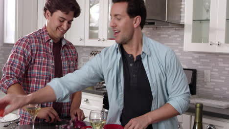 pareja gay preparando una comida juntos, de cerca, filmado en r3d