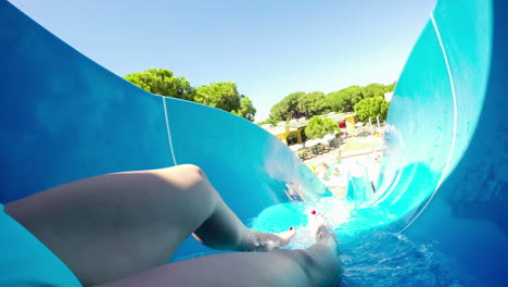 vista en primera persona, el descenso del tobogán acuático en vacaciones