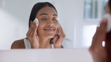 mujer, baño y espejo almohadilla de algodón para la piel