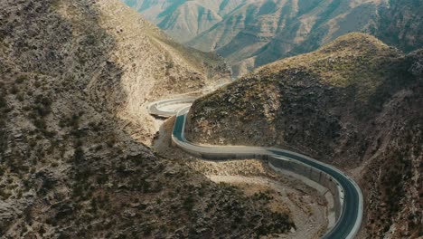 Imágenes-Aéreas-De-Fort-Munro-Durante-Una-Puesta-De-Sol-Dorada-En-Un-Día-De-Otoño-En-La-Región-De-Las-Tierras-Altas-De-Pakistán