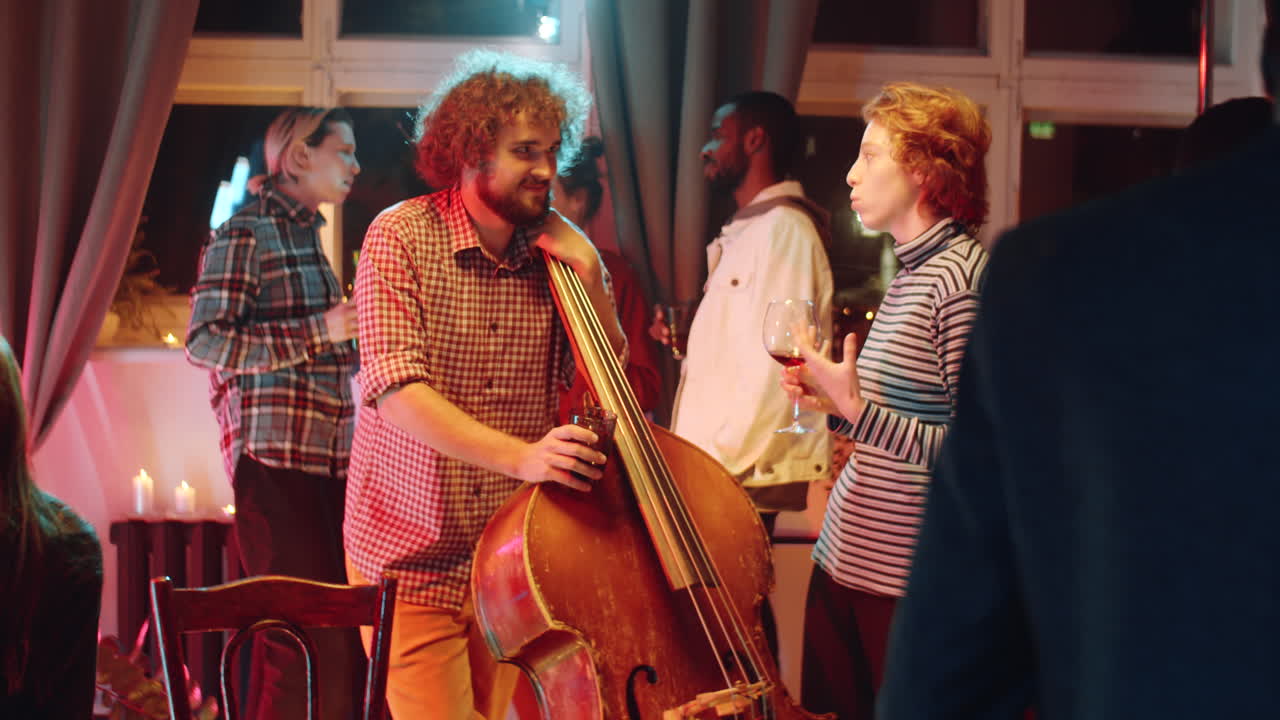 Musikere snakker med kærester til koncertens efterfest