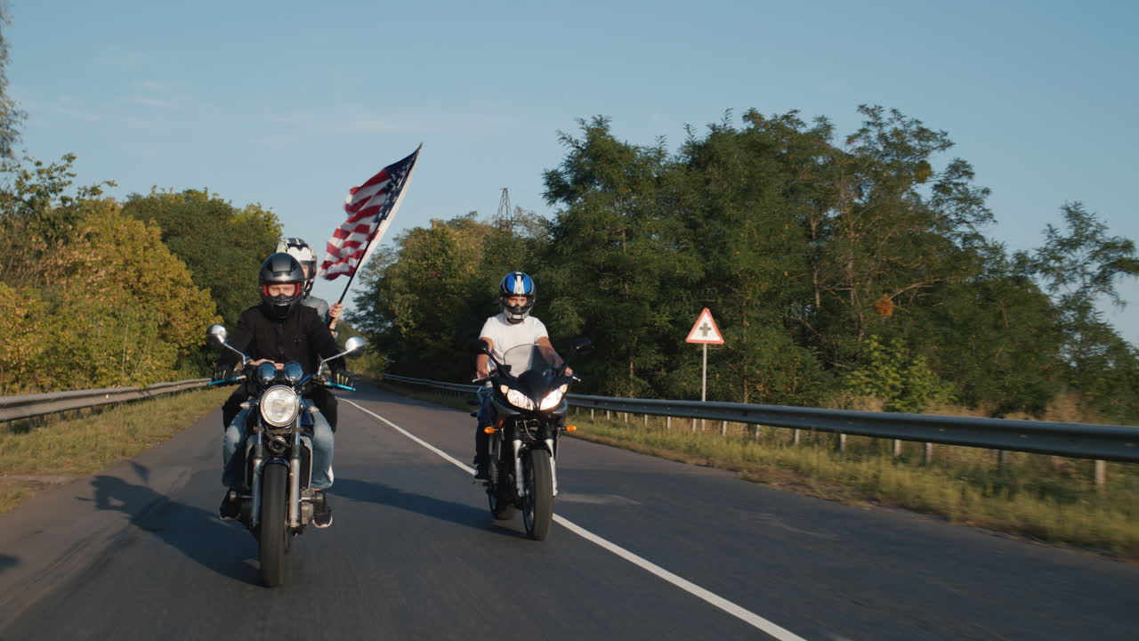 젊은 자전거 타는 사람은 고속도로에서 운전