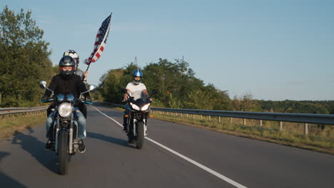 Junge-Biker-Fahren-Auf-Der-Autobahn