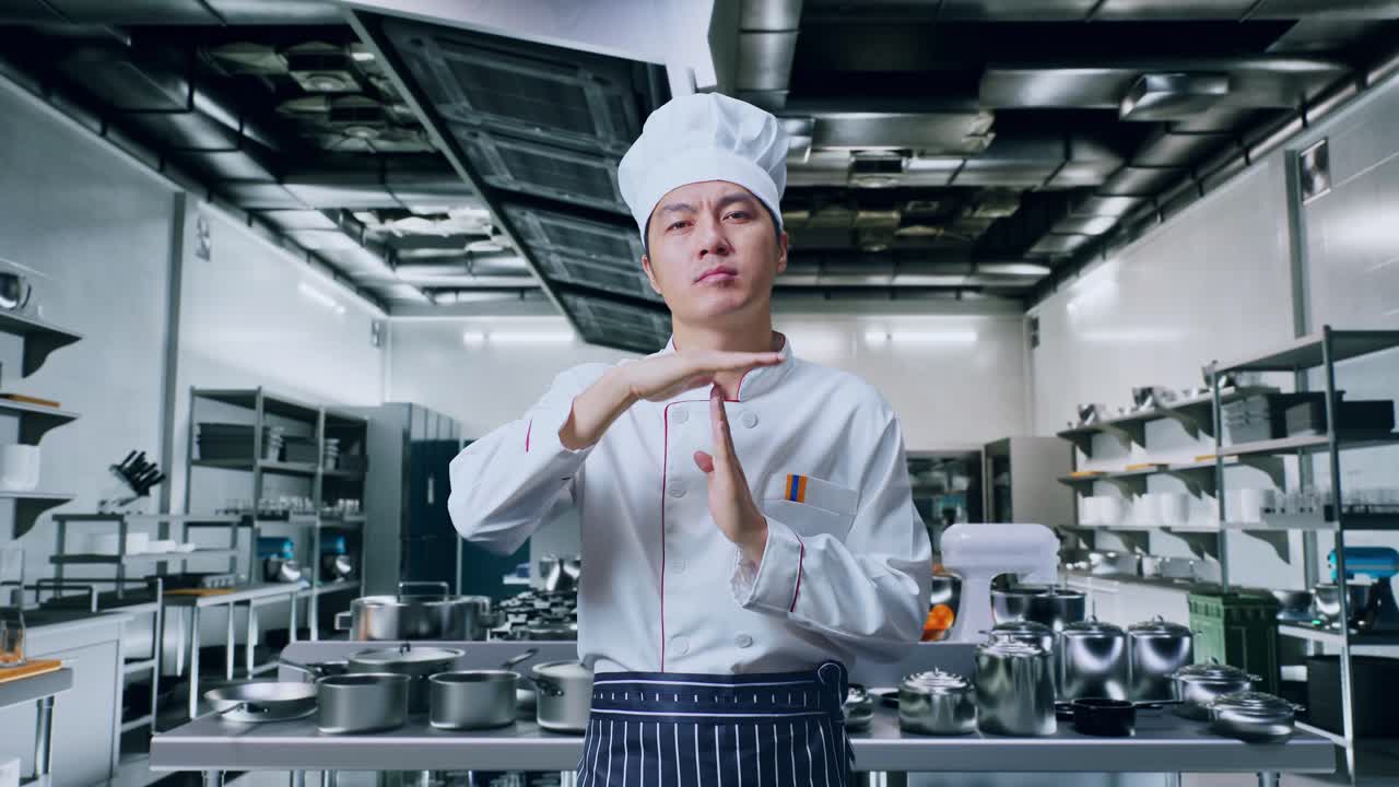chef tomando un tiempo fuera en una cocina moderna