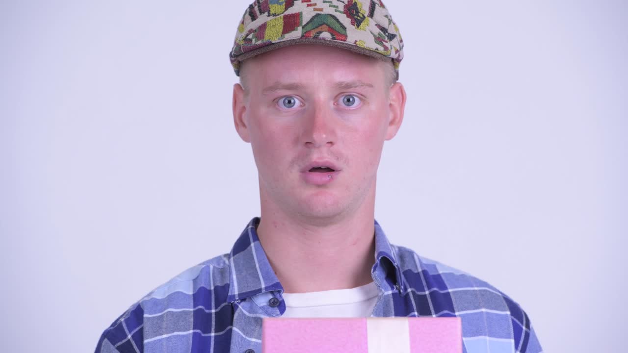 선물 상자를 가진 젊은 잘생긴 스터 남자