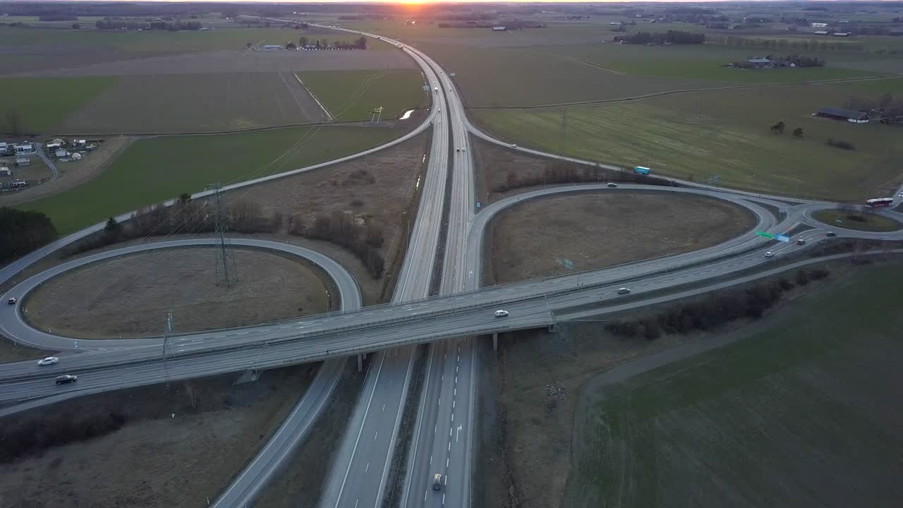 이동하는 교통 차량과 함께 고속도로 교차로의 공중 사진